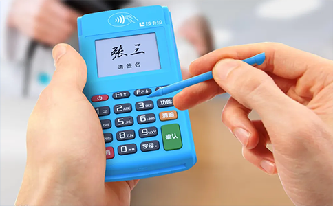 POS機(jī)掃碼和刷卡區(qū)別在哪？費(fèi)率/到賬/風(fēng)控對(duì)比